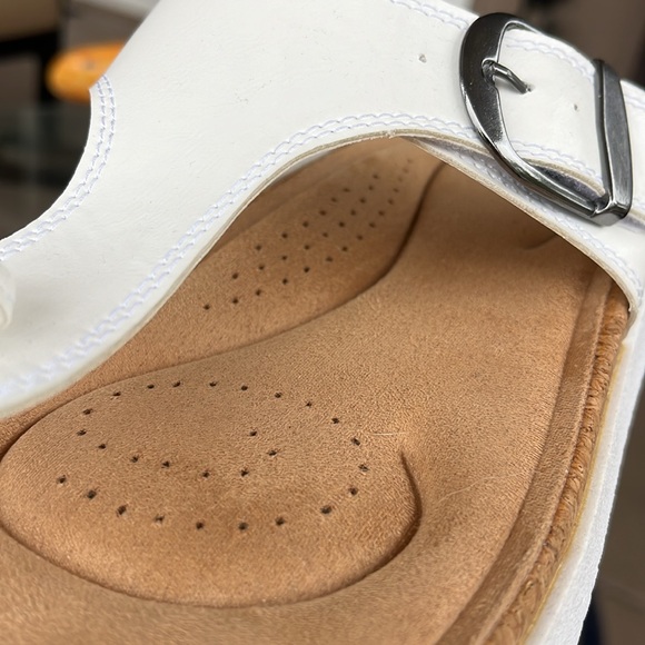 Izod, memory foam, flip flops. Size 9 - Picture 4 of 4